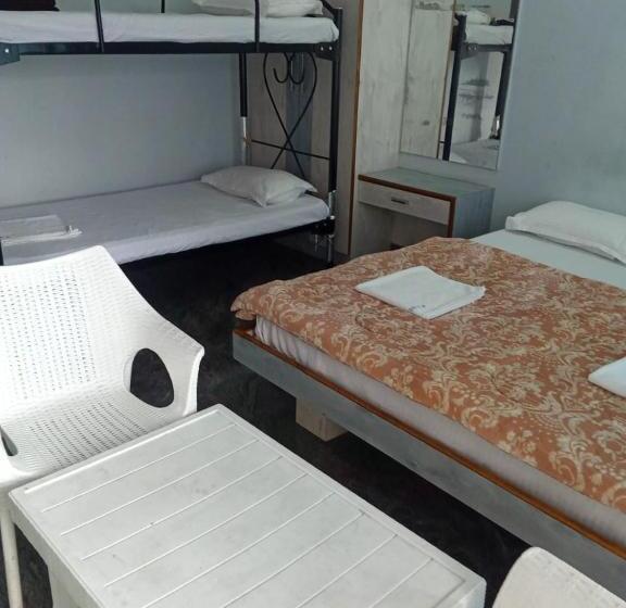 غرفة قياسية رباعية مزودة بشُرفة, P A Resort