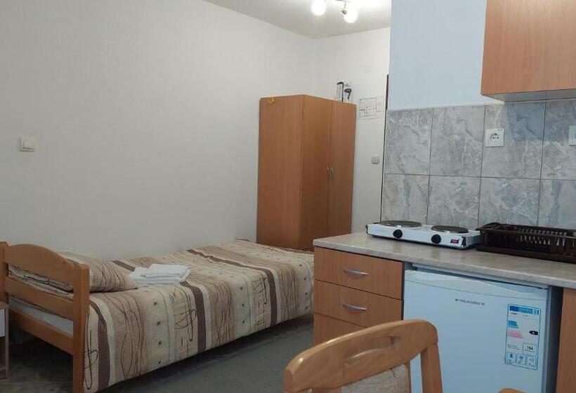 استودیوی استاندارد, Apartments Tatic