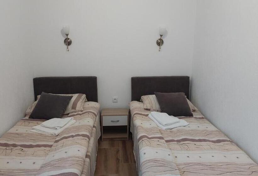 اتاق استاندارد سه نفره, Apartments Tatic