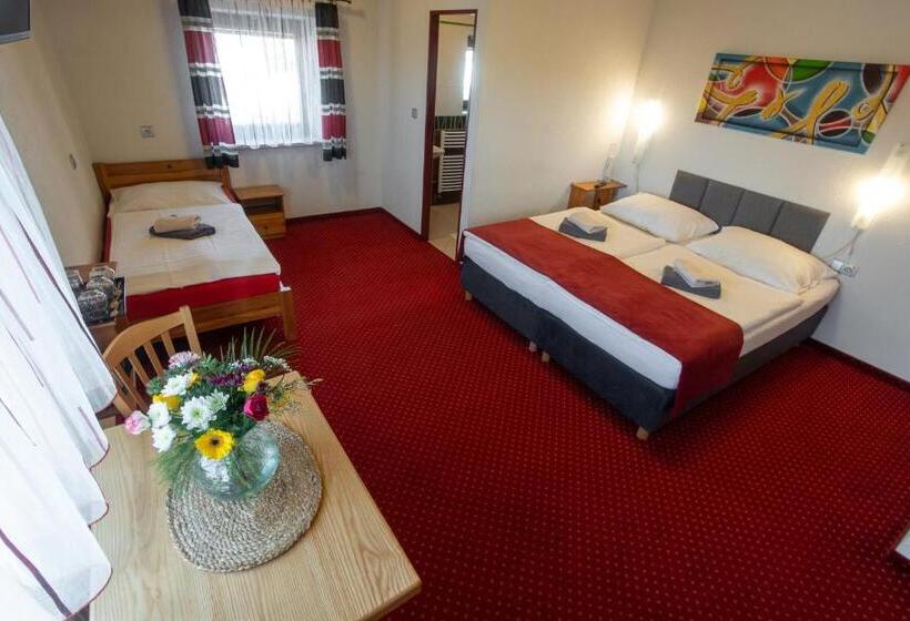 חדר סטנדרט לשלושה עם מרפסת, Wellness & Restaurant U Fandy