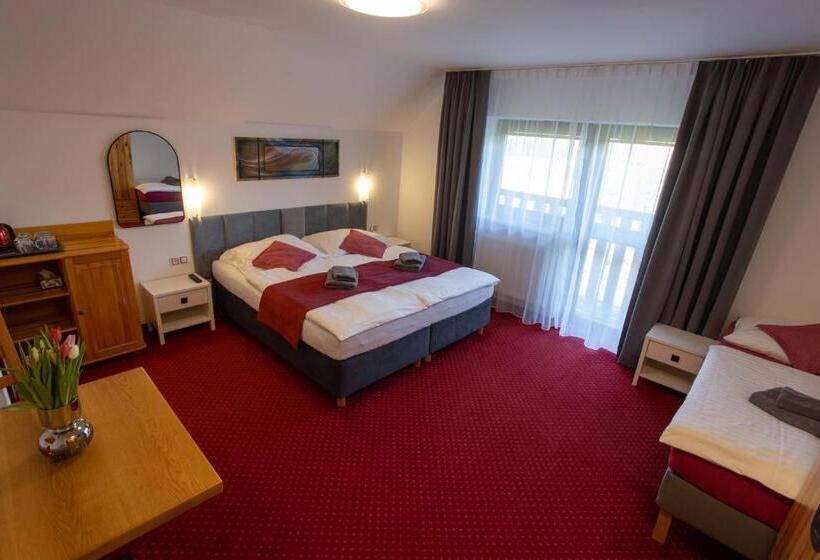 חדר סטנדרט לשלושה עם מרפסת, Wellness & Restaurant U Fandy