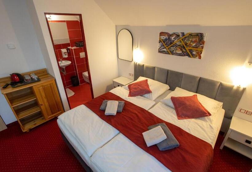 Pokój Trzyosobowy Standard z Balkonem, Wellness & Restaurant U Fandy