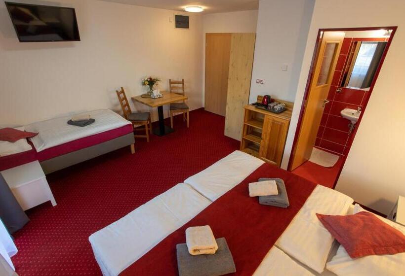 חדר סטנדרט לשלושה עם מרפסת, Wellness & Restaurant U Fandy