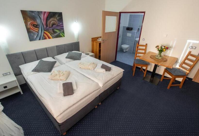 חדר דלוקס לשלושה, Wellness & Restaurant U Fandy