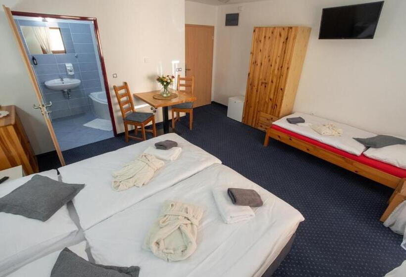 חדר דלוקס לשלושה, Wellness & Restaurant U Fandy