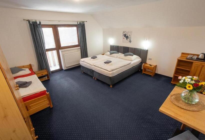 חדר סטנדרט לשלושה, Wellness & Restaurant U Fandy