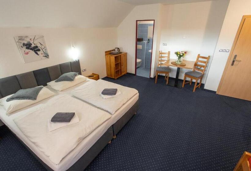 חדר סטנדרט לשלושה, Wellness & Restaurant U Fandy