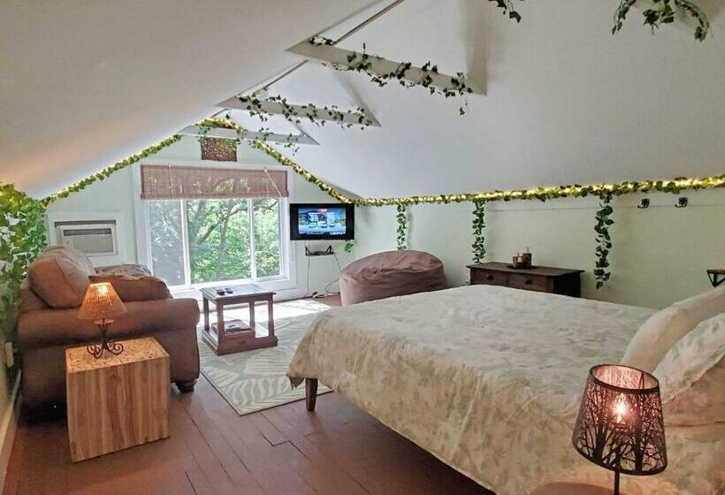 Дом 1 Спальня, Cute Cottage Above The Creek Farmhouse