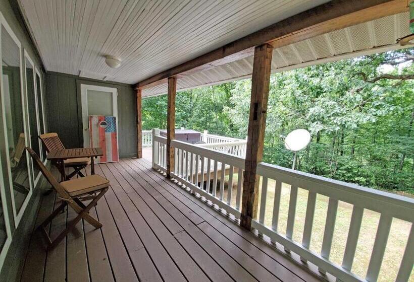 Дом 1 Спальня, Cute Cottage Above The Creek Farmhouse