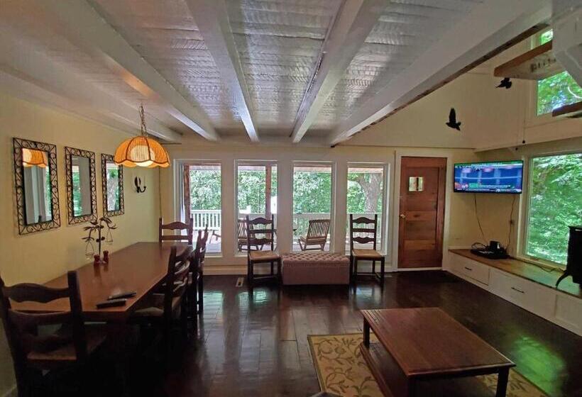 Дом 1 Спальня, Cute Cottage Above The Creek Farmhouse