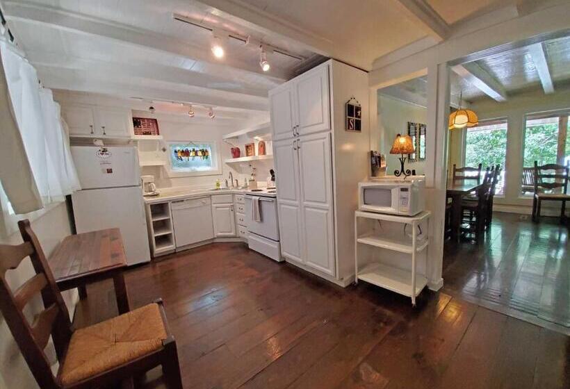 Дом 1 Спальня, Cute Cottage Above The Creek Farmhouse