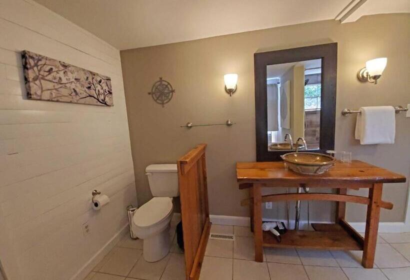 Дом 1 Спальня, Cute Cottage Above The Creek Farmhouse