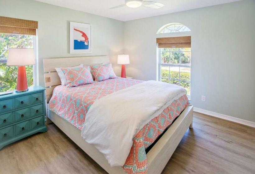 בית, חדר שינה 1, Stunning Newly Designed And Renovated Home Seconds To The Gulf Of Mexico