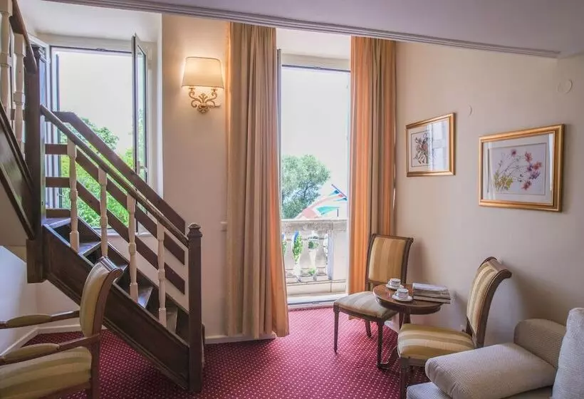 Chambre Familiale, Cavalieri