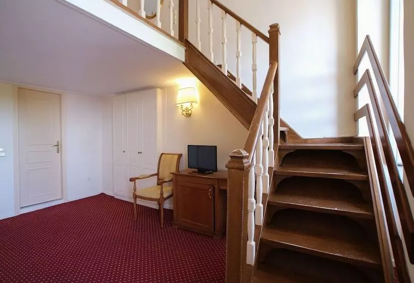 Chambre Familiale, Cavalieri