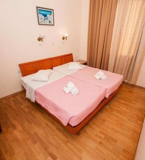 Chambre Familiale, Cecil
