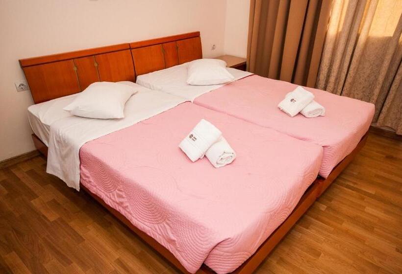Chambre Familiale, Cecil