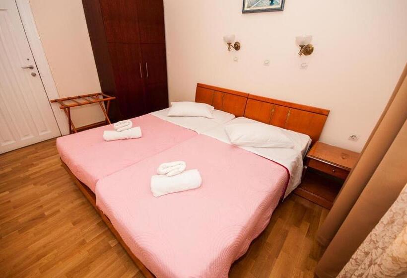 Chambre Familiale, Cecil