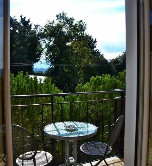 اتاق استاندارد یک نفره, Corfu Hellinis