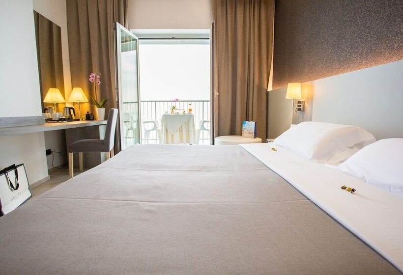 带海景标准四人间, Hermitage