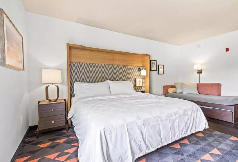 キングサイズベッドのスイートルーム, Holiday Inn   St. Petersburg West, An Ihg