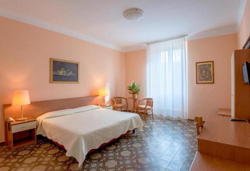 חדר סטנדרט לשלושה, Roma