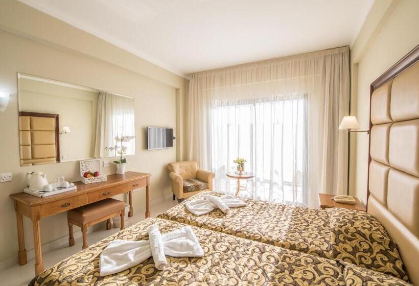 プールビュースタンダードルーム, Tsokkos Gardens