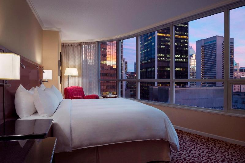 キングサイズベッドのスタンダードルーム, Vancouver Marriott Pinnacle Downtown