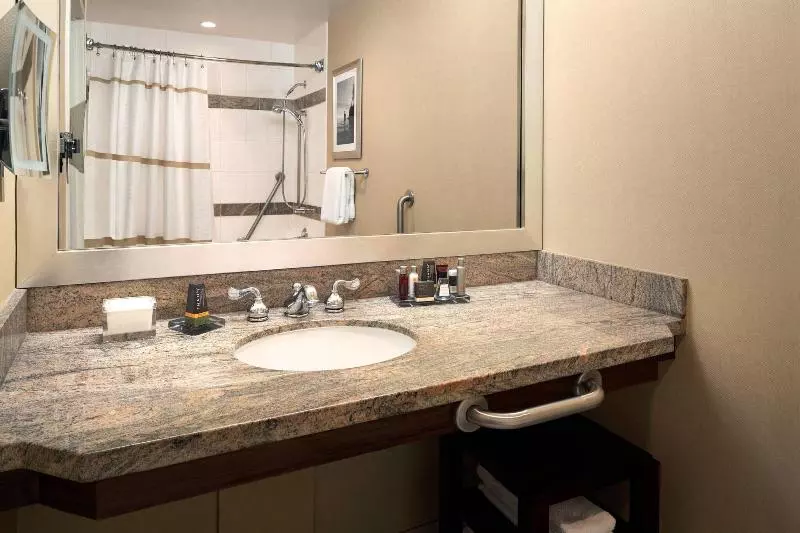 اتاق استاندارد با تخت بزرگ, Vancouver Marriott Pinnacle Downtown