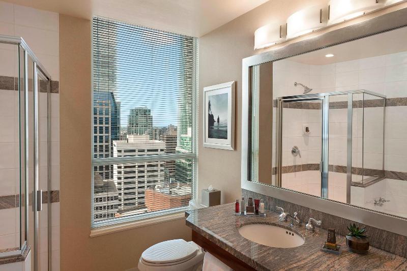 キングサイズベッドのスタンダードルーム, Vancouver Marriott Pinnacle Downtown