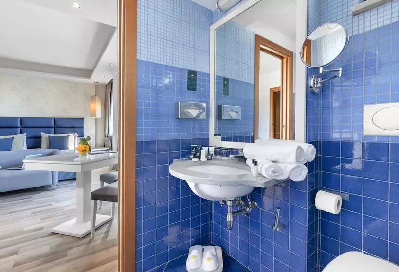 اتاق اساندارد با چشم‌انداز جانبی به دریا, Nastro Azzurro Resort