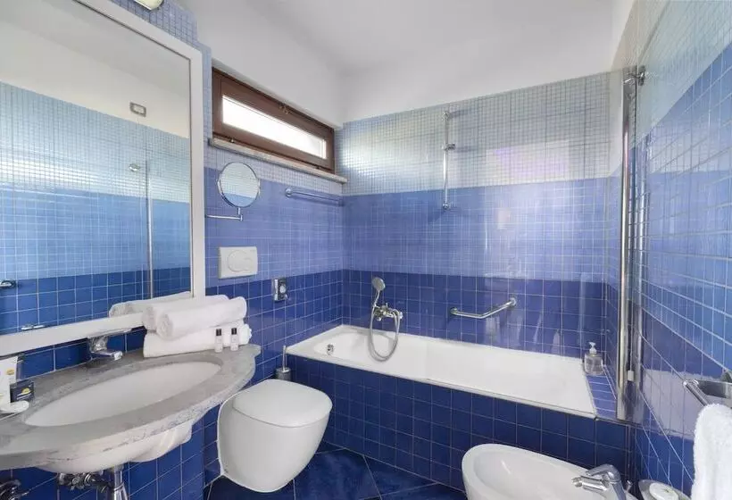 اتاق اساندارد با چشم‌انداز جانبی به دریا, Nastro Azzurro Resort