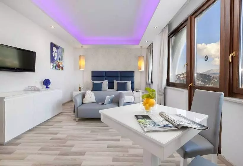 اتاق اساندارد با چشم‌انداز جانبی به دریا, Nastro Azzurro Resort