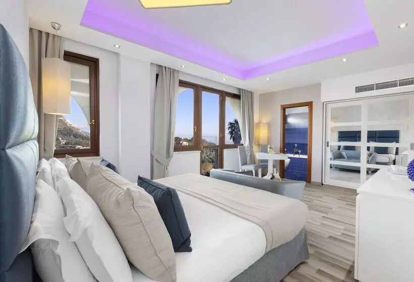 اتاق اساندارد با چشم‌انداز جانبی به دریا, Nastro Azzurro Resort