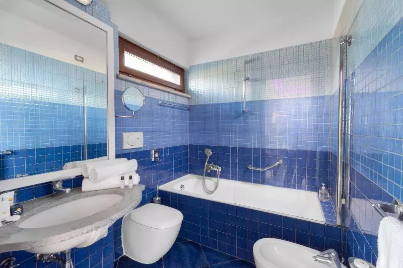 اتاق اساندارد با چشم‌انداز جانبی به دریا, Nastro Azzurro Resort