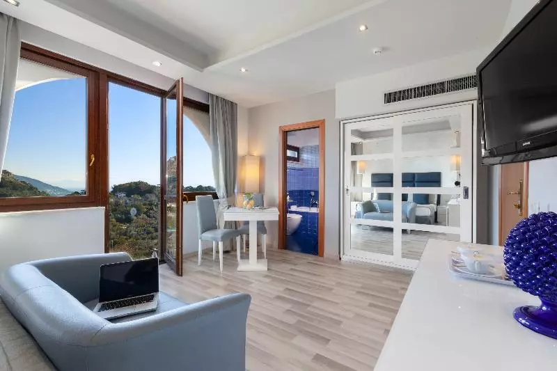 اتاق اساندارد با چشم‌انداز جانبی به دریا, Nastro Azzurro Resort