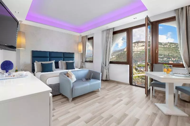 اتاق اساندارد با چشم‌انداز جانبی به دریا, Nastro Azzurro Resort