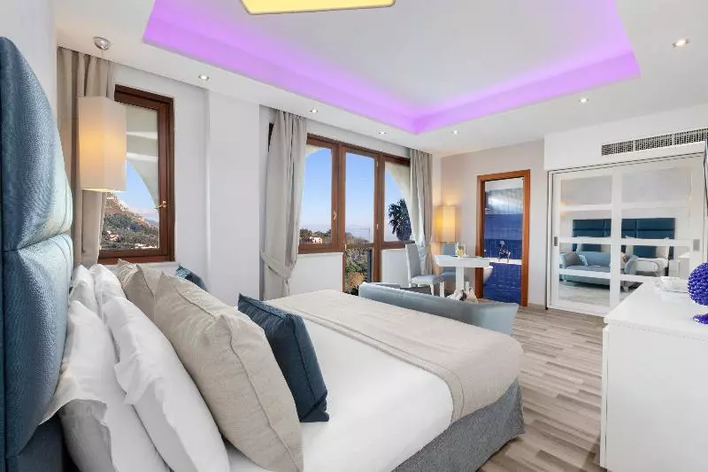 اتاق اساندارد با چشم‌انداز جانبی به دریا, Nastro Azzurro Resort
