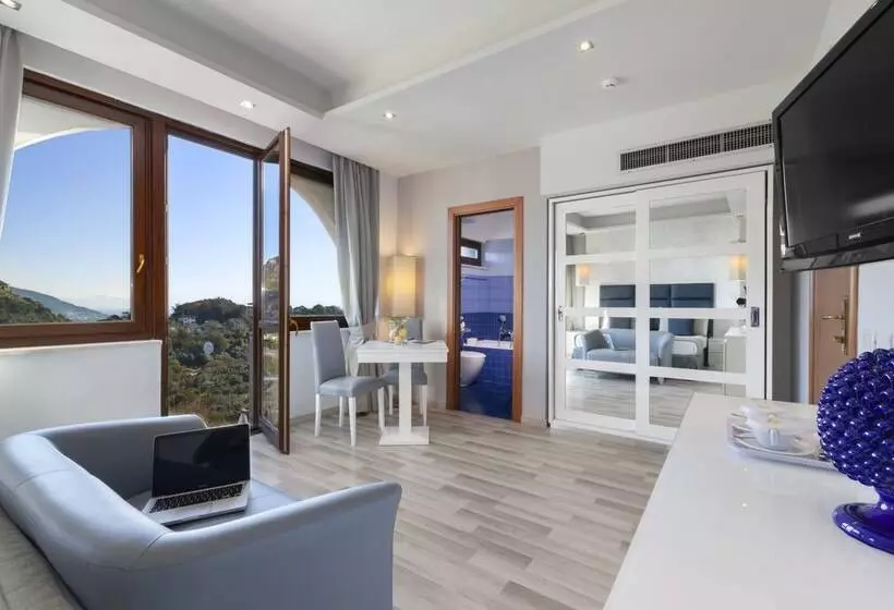 اتاق اساندارد با چشم‌انداز جانبی به دریا, Nastro Azzurro Resort