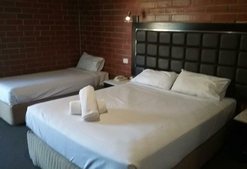 חדר סופריור לשלושה, Pooraka Motor Inn