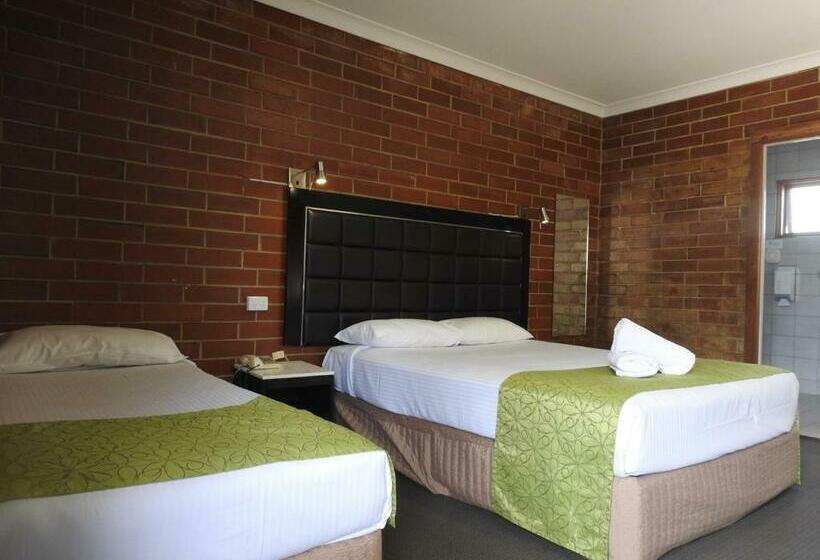 חדר סופריור לשלושה, Pooraka Motor Inn