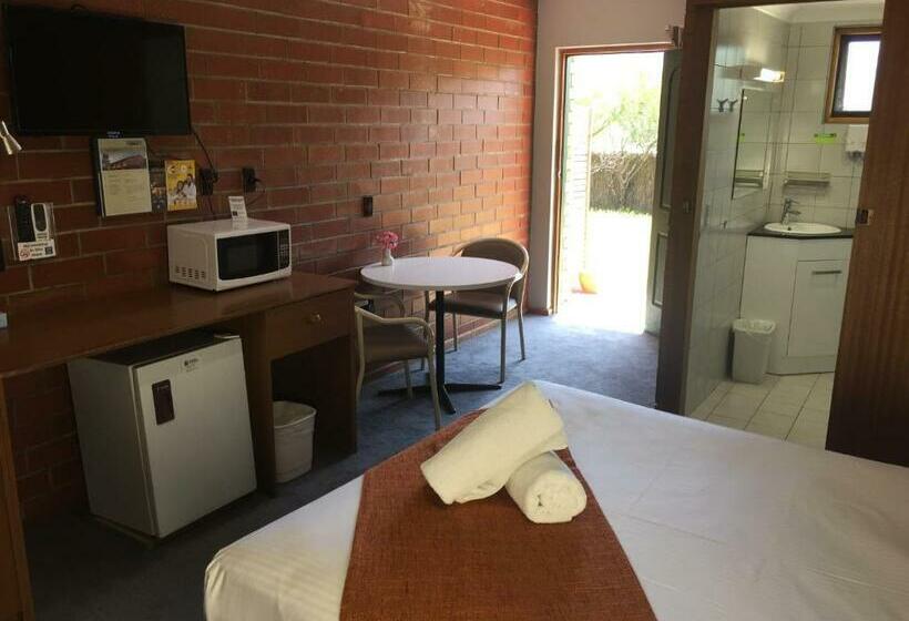 חדר סופריור לשלושה, Pooraka Motor Inn