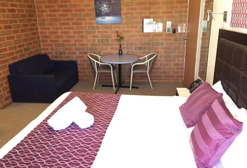 חדר משפחתי, Pooraka Motor Inn