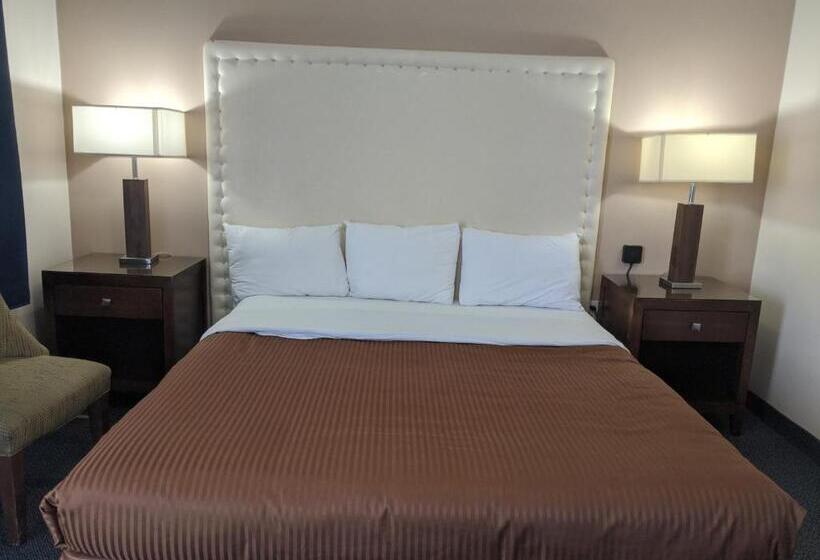 חדר סטנדרט עם מיטת קינג, Falls Lodge & Suites