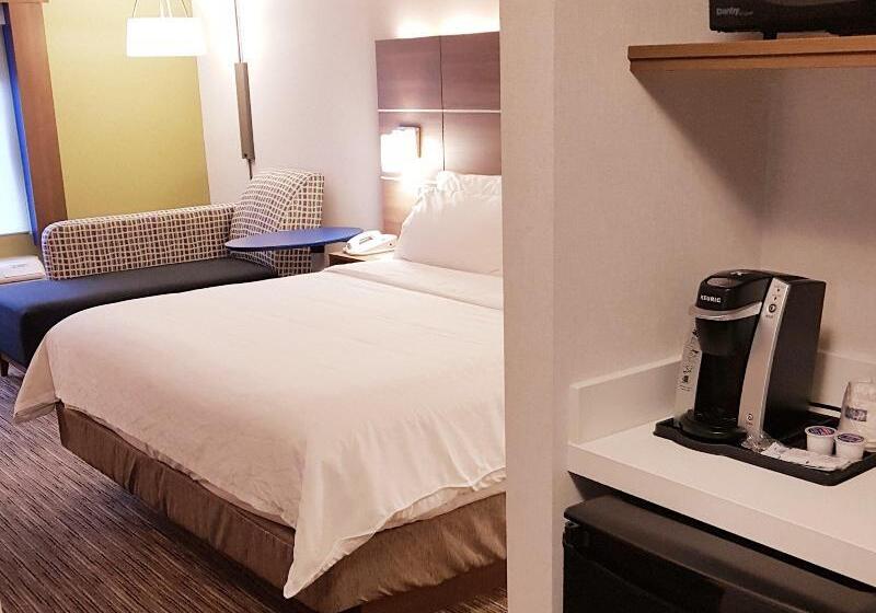 带大床的标准间, Holiday Inn Express And Suites Surrey, An Ihg