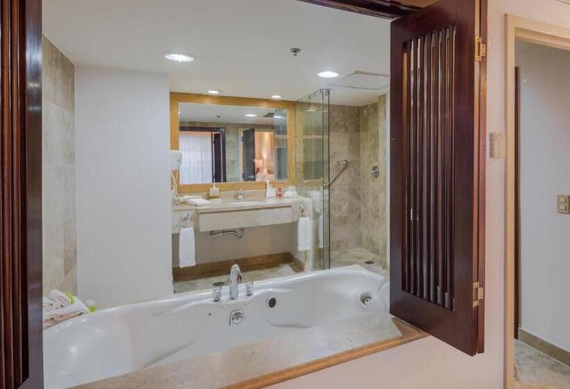 מיטת קינג בסוויטה, Holiday Inn Monterrey Valle, An Ihg