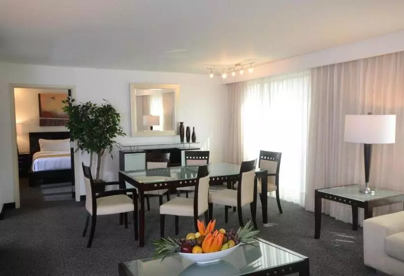 キングサイズベッドのスイートルーム, Holiday Inn Monterrey Valle, An Ihg