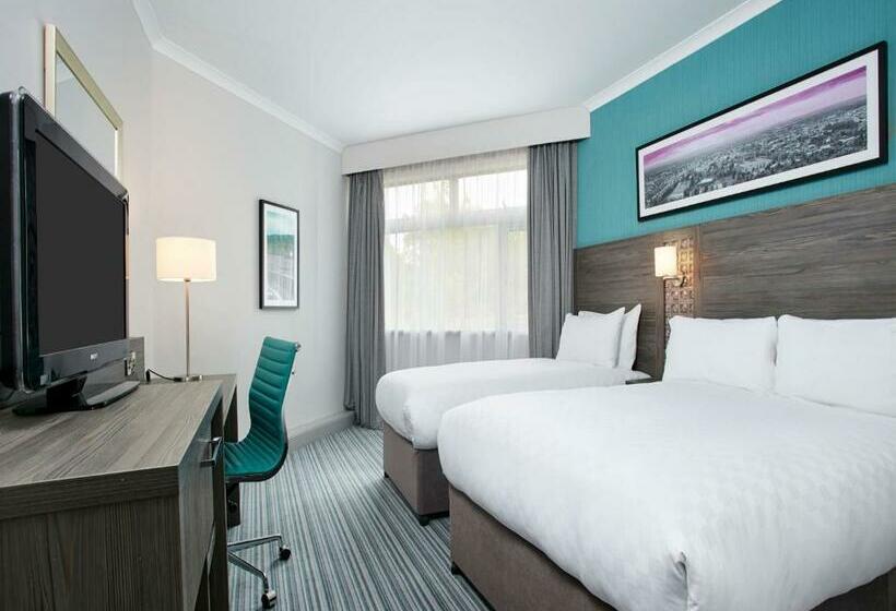 חדר משפחתי, Leonardo Cheltenham