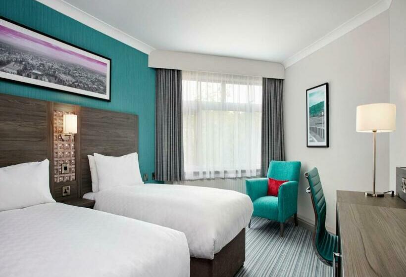 חדר משפחתי, Leonardo Cheltenham