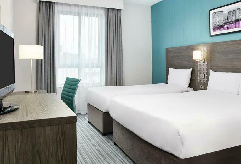 חדר סטנדרט לשלושה, Leonardo Cheltenham